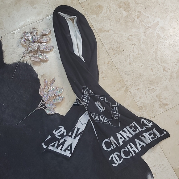 Accessories - CHANEL Black and White Scarf